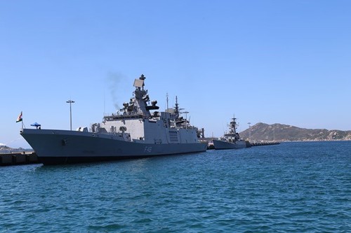 Indian naval ships make port call at Cam Ranh International port - ảnh 1